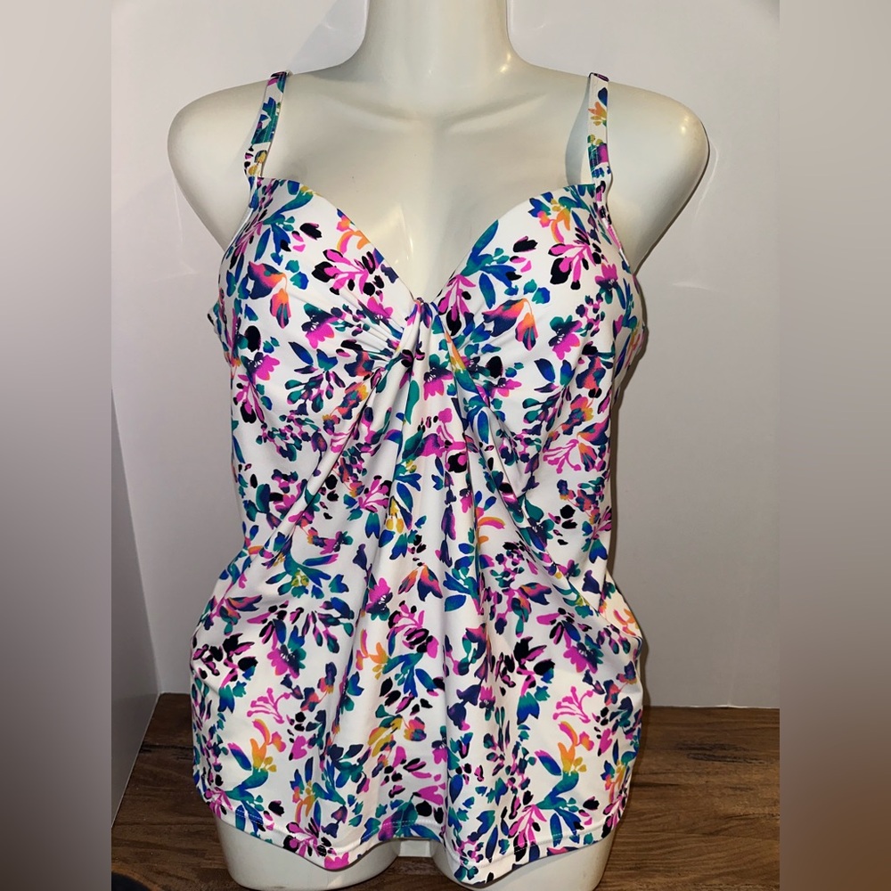 Island Escape White Floral Twist-Front tankini top